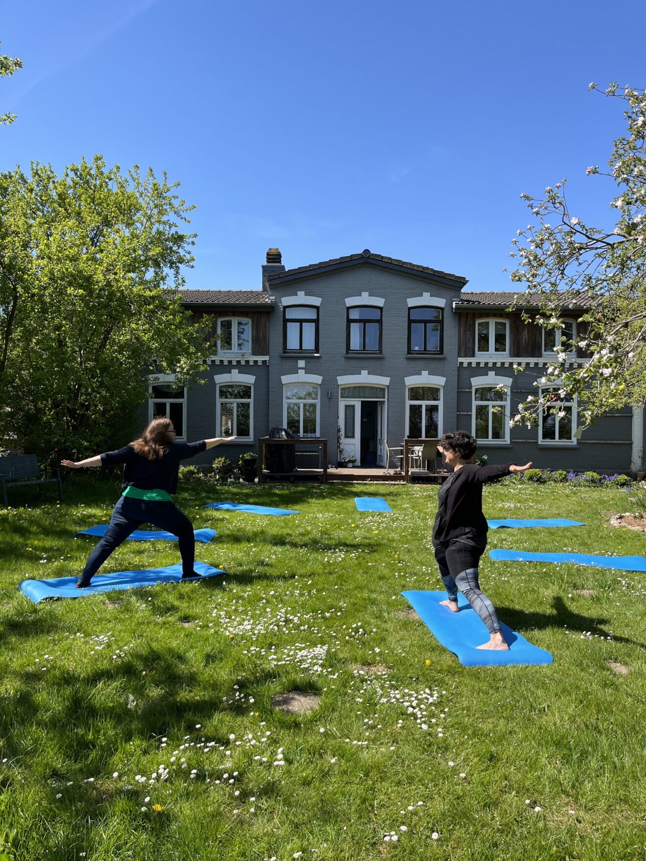 Zur Yoga-Pause in den Garten ist der Vorteil des CoWorking auf den Dorf